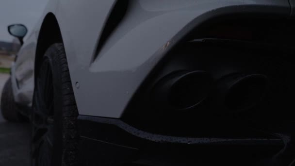 Aston Martins Primer Suv Dbx Vista Cerca Del Video Cinematográfico — Vídeos de Stock