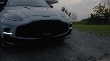 Aston Martins ilk SUV DBX. Aston Martin 2022 DBX sinematik videosunu kapat