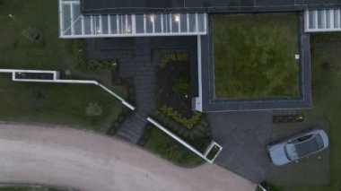 Lüks araba şehrin dışındaki modern özel villaya park edilmiş. Özel evin yanında 2022 Bentley Flying Spur V12 olan havadan çekilmiş videosu.. 