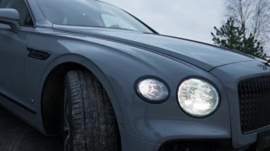2022 Bentley Uçan Mahmuz V12. Üçüncü kuşak Flying Spur özel villaya yakın çekim yapıyor.. 