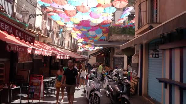 Catania Sicílie Itálie 2022 Pouliční Umělecké Dekorace Pomocí Deštníků Rybím — Stock video