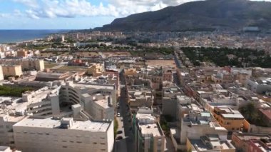 İtalya, Sicilya 'daki Trapani limanının hava panoramik görüntüsü. İtalya 'nın güzel tatil kasabası.