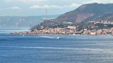 Altın rengi Madonna della Lettera heykeli ile Messinas limanının manzarası, İtalya.