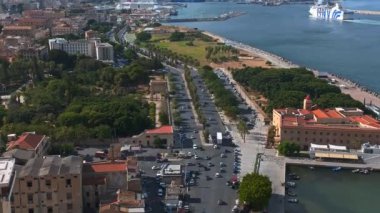 Sicilya 'daki Palermo kasabasının havadan panoramik görüntüsü. İtalya, Mondello yakınlarındaki beyaz kumsal ve güzel göl..