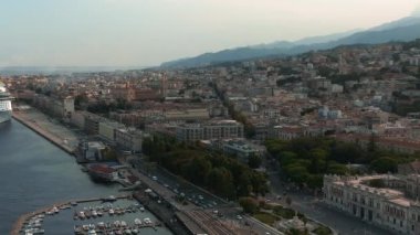 Altın rengi Madonna della Lettera heykeli ile Messinas limanının manzarası, İtalya.