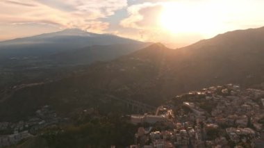 Taormina Isola Bella ada ve plaj Panoramik hava görünümü. Giardini-Naxos körfezi, İyon deniz kıyısı, Taormina, Sicilya, İtalya