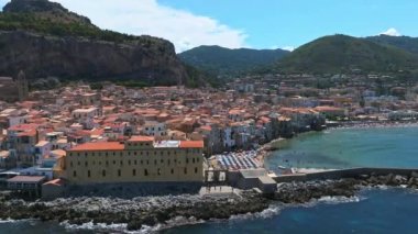 İtalya 'nın Palermo ilindeki Sicilya adasının ortaçağ köyü Cefalu' nun hava manzarası.