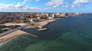 İtalya, Sicilya 'daki Trapani limanının hava panoramik görüntüsü. İtalya 'nın güzel tatil kasabası.