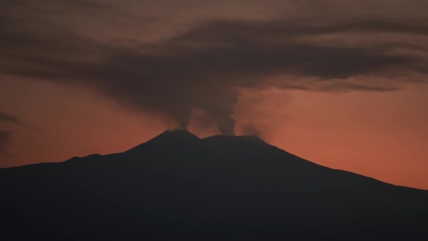 Malowniczy Widok Dymu Emitowanego Wulkanicznej Góry Etna Niebem Tle Atmosferyczne — Wideo stockowe