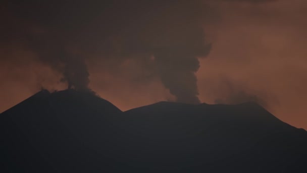 Сценический Вид Дыма Исходящего Вулканической Горы Этна Неба Заднем Плане — стоковое видео