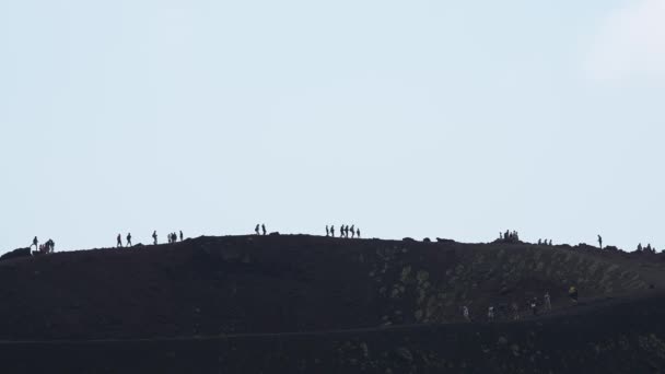 Toeristen Wandelen Door Vulkanische Mount Etna Mensen Die Genieten Van — Stockvideo