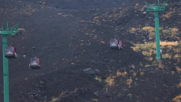 Widok Kolejki Linowej Poruszającej Się Nad Wulkanicznym Krajobrazem Emitującym Dym — Wideo stockowe