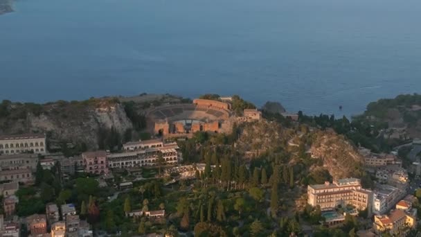 位于西西里陶尔米纳的古希腊剧院的废墟空中景观 埃特纳的双烟尾在早晨的阳光下穿过爱奥尼亚海的贾尔迪尼 纳克斯湾 — 图库视频影像