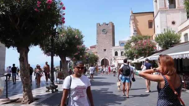 Touristes Masculins Féminins Explorant Vieille Place Jour Ensoleillé Ancien Clocher — Video