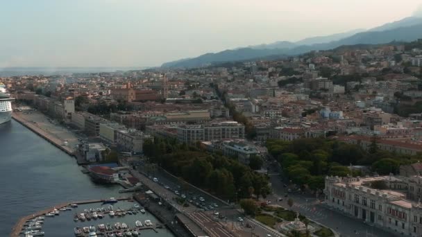 Utsikt Över Messinas Hamn Med Guld Madonna Della Lettera Staty — Stockvideo
