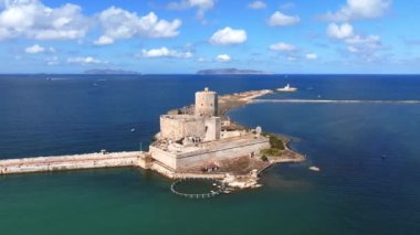 Sicilya 'nın Trapani limanına bakan Ortaçağ Kolombiya Kalesi de denir.