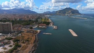 Sicilya 'daki Palermo kasabasının havadan panoramik görüntüsü. İtalya, Mondello yakınlarındaki beyaz kumsal ve güzel göl..