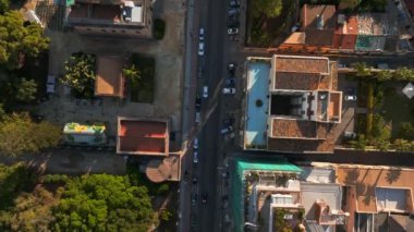 Sicilya 'daki Palermo kasabasının havadan panoramik görüntüsü. İtalya, Mondello yakınlarındaki beyaz kumsal ve güzel göl..