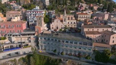 Taormina Isola Bella ada ve plaj Panoramik hava görünümü. Giardini-Naxos körfezi, İyon deniz kıyısı, Taormina, Sicilya, İtalya
