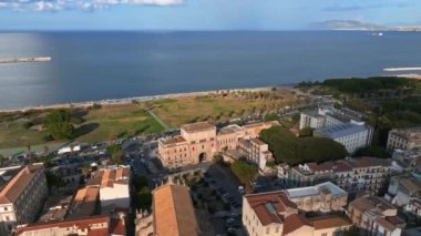 Sicilya 'daki Palermo kasabasının havadan panoramik görüntüsü. İtalya, Mondello yakınlarındaki beyaz kumsal ve güzel göl..