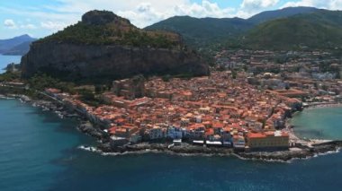 İtalya 'nın Palermo ilindeki Sicilya adasının ortaçağ köyü Cefalu' nun hava manzarası.