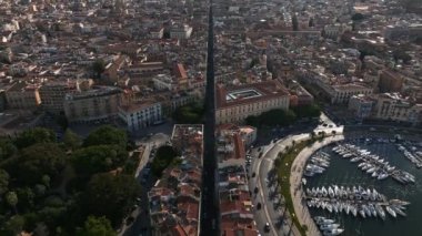 Sicilya 'daki Palermo kasabasının havadan panoramik görüntüsü. İtalya, Mondello yakınlarındaki beyaz kumsal ve güzel göl..