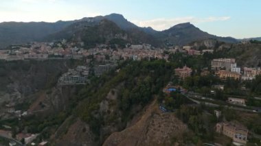 Taormina Isola Bella ada ve plaj Panoramik hava görünümü. Giardini-Naxos körfezi, İyon deniz kıyısı, Taormina, Sicilya, İtalya
