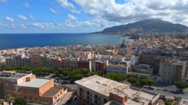 İtalya, Sicilya 'daki Trapani limanının hava panoramik görüntüsü. İtalya 'nın güzel tatil kasabası.