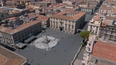 Catania 'daki Etnea üzerinden hava görüntüsü. Catania Kubbesi ve İtalya 'nın Sicilya, Etna volkanının arka planına sahip ana cadde. UNESCO Dünya Mirası Katania.