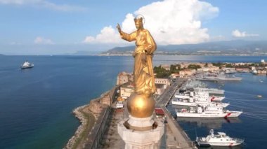 Altın rengi Madonna della Lettera heykeli ile Messinas limanının manzarası, İtalya.