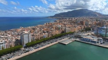 İtalya, Sicilya 'daki Trapani limanının panoramik görüntüsü birçok yolcu gemisiyle kenetlendi..