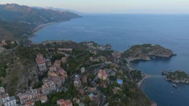 Taormina Isola Bella ada ve plaj Panoramik hava görünümü. Giardini-Naxos körfezi, İyon deniz kıyısı, Taormina, Sicilya, İtalya