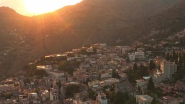 Taormina Isola Bella ada ve plaj Panoramik hava görünümü. Giardini-Naxos körfezi, İyon deniz kıyısı, Taormina, Sicilya, İtalya