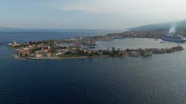 Altın rengi Madonna della Lettera heykeli ile Messinas limanının manzarası, İtalya.