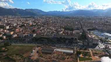 Sicilya 'daki Palermo kasabasının havadan panoramik görüntüsü. İtalya, Mondello yakınlarındaki beyaz kumsal ve güzel göl..