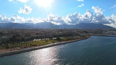 Sicilya 'daki Palermo kasabasının havadan panoramik görüntüsü. İtalya, Mondello yakınlarındaki beyaz kumsal ve güzel göl..
