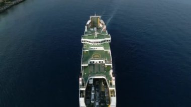 Altın rengi Madonna della Lettera heykeli ile Messinas limanının manzarası, İtalya.