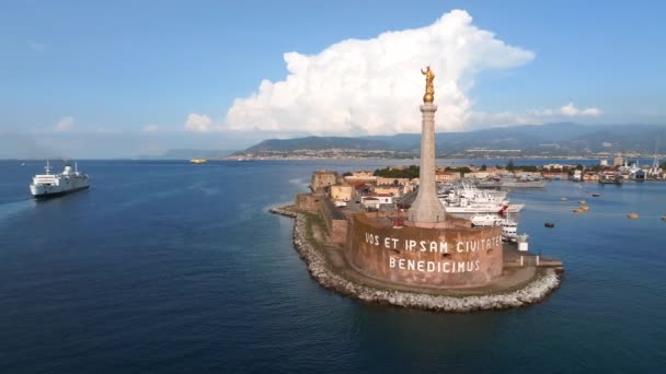View Messinas Port Gold Madonna Della Lettera Statue Italy — Stock Video