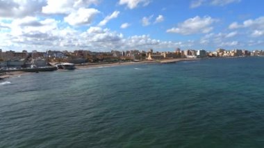 İtalya, Sicilya 'daki Trapani limanının hava panoramik görüntüsü. İtalya 'nın güzel tatil kasabası.