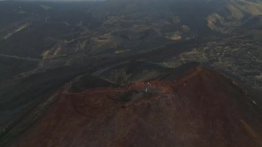 Etna yanardağının geniş panoramik görüntüsü, yokuştaki sönmüş kraterler, volkanik aktivite izleri.
