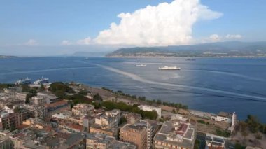 Altın rengi Madonna della Lettera heykeli ile Messinas limanının manzarası, İtalya.