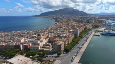 İtalya, Sicilya 'daki Trapani limanının hava panoramik görüntüsü. İtalya 'nın güzel tatil kasabası.