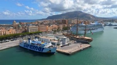 İtalya, Sicilya 'daki Trapani limanının panoramik görüntüsü birçok yolcu gemisiyle kenetlendi..