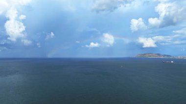 Sicilya 'daki Palermo kasabasının havadan panoramik görüntüsü. İtalya, Mondello yakınlarındaki beyaz kumsal ve güzel göl..