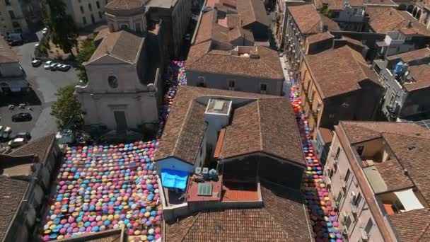 Catania Sicílie Itálie 2022 Pouliční Umělecká Dekorace Pomocí Deštníků Rybím — Stock video