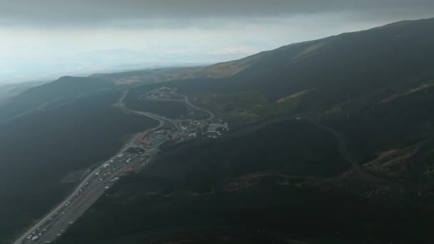 关于埃特纳活火山 斜坡上已灭绝的陨石坑 火山活动痕迹的全景全景空中全景 — 图库视频影像