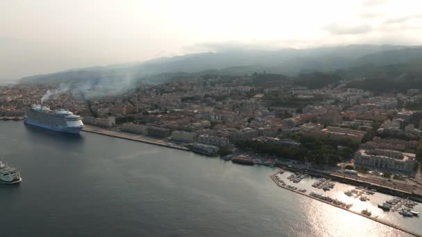 黄金のマドンナ デッラ レッテラ像とメッシーナ港の眺め イタリア — ストック動画
