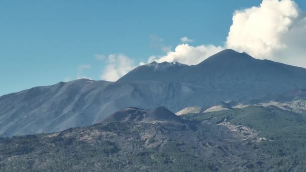 关于埃特纳活火山 斜坡上已灭绝的陨石坑 火山活动痕迹的全景全景空中全景 — 图库视频影像