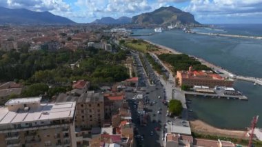 Sicilya 'daki Palermo kasabasının havadan panoramik görüntüsü. İtalya, Mondello yakınlarındaki beyaz kumsal ve güzel göl..