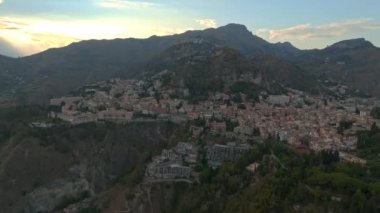 Taormina Isola Bella ada ve plaj Panoramik hava görünümü. Giardini-Naxos körfezi, İyon deniz kıyısı, Taormina, Sicilya, İtalya
